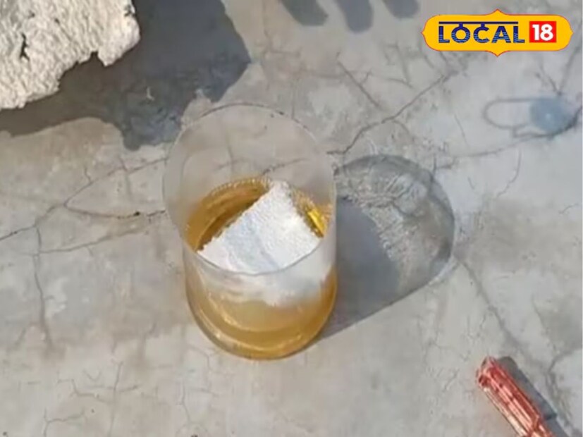এই পেস্টটি যে জায়গায় ফাটল বা চুইয়ে জল পড়ছে সেখানে ভালো করে লাগিয়ে দিন। তারপর চার-পাঁচ ঘণ্টা শুকাতে দিন। একবার শুকিয়ে গেলে এটি যথেষ্ট মজবুত হয়ে যাবে এবং জল পড়ার সমস্যা অনেকটা কমে যাবে।