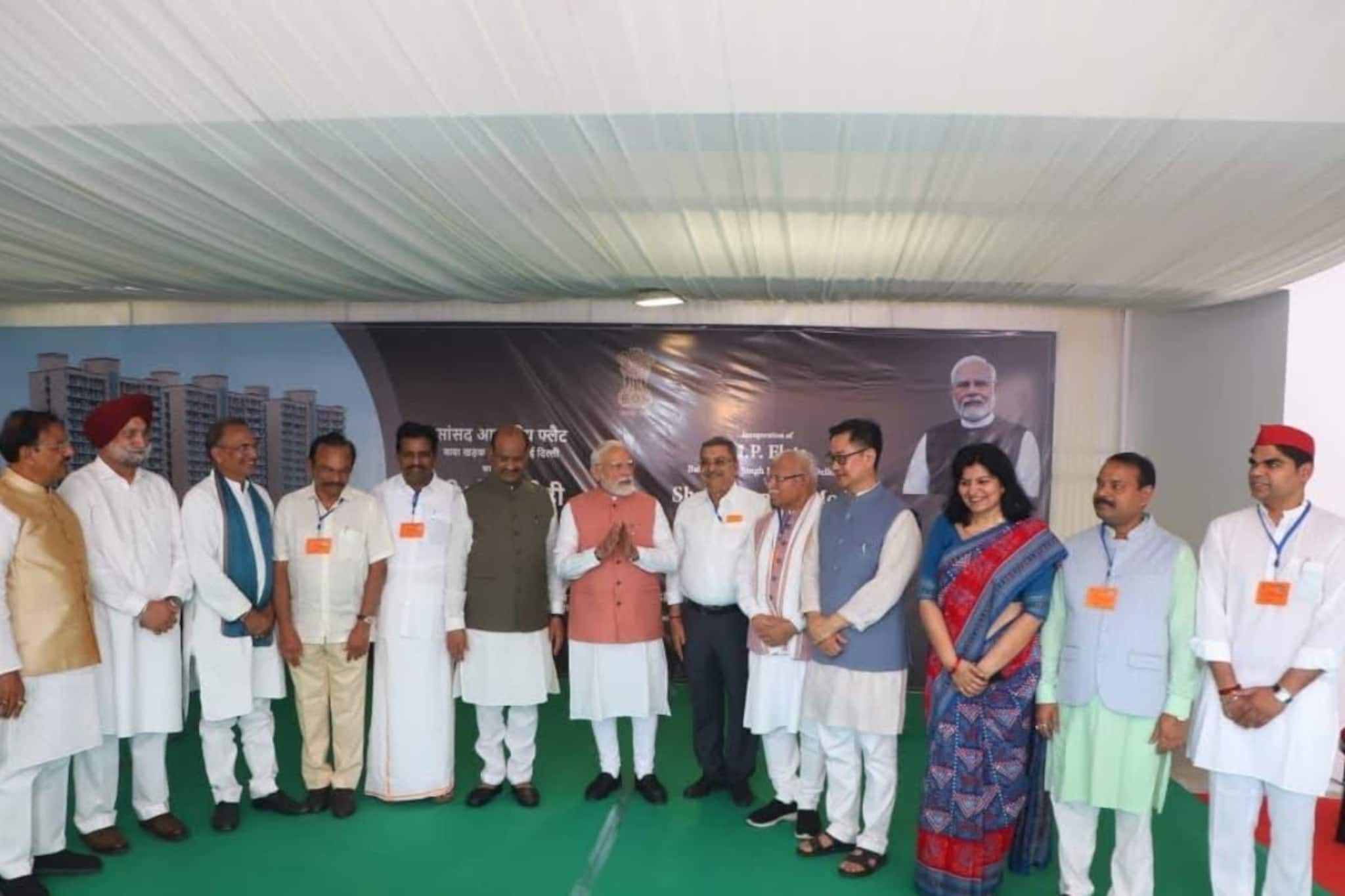 রাহুলদের সঙ্গে মহুয়া, মোদির পাশে কল‍্যাণ! INDIA-জোটের ঘেরাও অভিযানে কেন ছিলেন না?