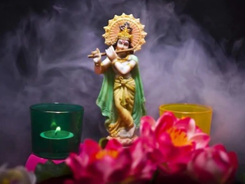  সনাতন ধর্মে প্রতিটি পূজার জন্য কিছু নিয়ম ও পদ্ধতি রয়েছে এবং এই নিয়ম ও পদ্ধতি অনুসরণ করে যেকোনো দেবতার পূজা করা উচিত, তবেই শুভ ফল পাওয়া যায়।