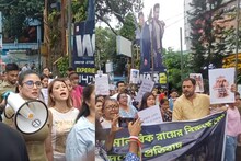পথকুকুরদের নিয়ে সুপ্রিম কোর্টের রায়ের বিরোধিতা! কলকাতার রাস্তায় দেবলীনা, তথাগতদের