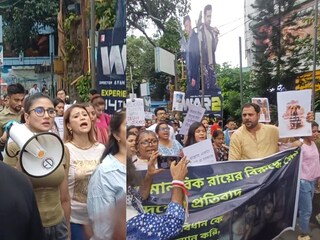 দিল্লির পথকুকুরদের নিয়ে সুপ্রিম কোর্টের রায়ের বিরোধিতা! কলকাতার রাস্তায় র‍্যালি দেবলীনা, তথাগতদের