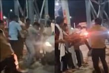ছাড় নেই ভারতীয় সেনারও! টোল প্লাজায় খুঁটিতে বেঁধে নির্মম প্রহার জওয়ানকে, দেখুন ভিডিও...