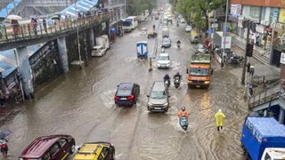স্কুল-কলেজ বন্ধ, জারি রেড অ‍্যালার্ট...প্রবল বৃষ্টিতে ভাসছে মুম্বই! বিপর্যস্ত গোটা শহর, দুর্যোগ পরিস্থিতি নিয়ে কী জানালেন মুখ‍্যমন্ত্রী ফড়ণবীশ