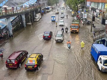 স্কুল-কলেজ বন্ধ, জারি রেড অ‍্যালার্ট...প্রবল বৃষ্টিতে ভাসছে মুম্বই! বিপর্যস্ত গোটা শহর, দুর্যোগ পরিস্থিতি নিয়ে কী জানালেন মুখ‍্যমন্ত্রী ফড়ণবীশ