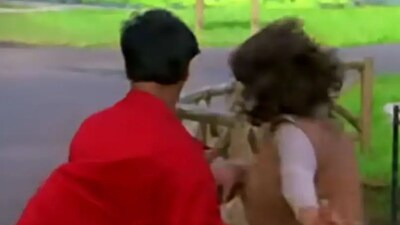 বিয়ের পর সিনেমার কেরিয়ারকে ইতি জানিয়ে একেবারে পাকাপাকি সংসারী হয়ে গিয়েছেন, বলিউডে এমন নায়িকাদের তালিকা দীর্ঘ। মাধুরি দীক্ষিত, জুহি চাওলাদের মতো কিছু অভিনেত্রী আবার বহু বছর পর ক‍াম‍ব‍্যাকও করেছেন পর্দায়। তবে সুন্দরী এই নায়িকা এখনও পর্যন্ত ফেরেননি সিনেমার পর্দায়। 