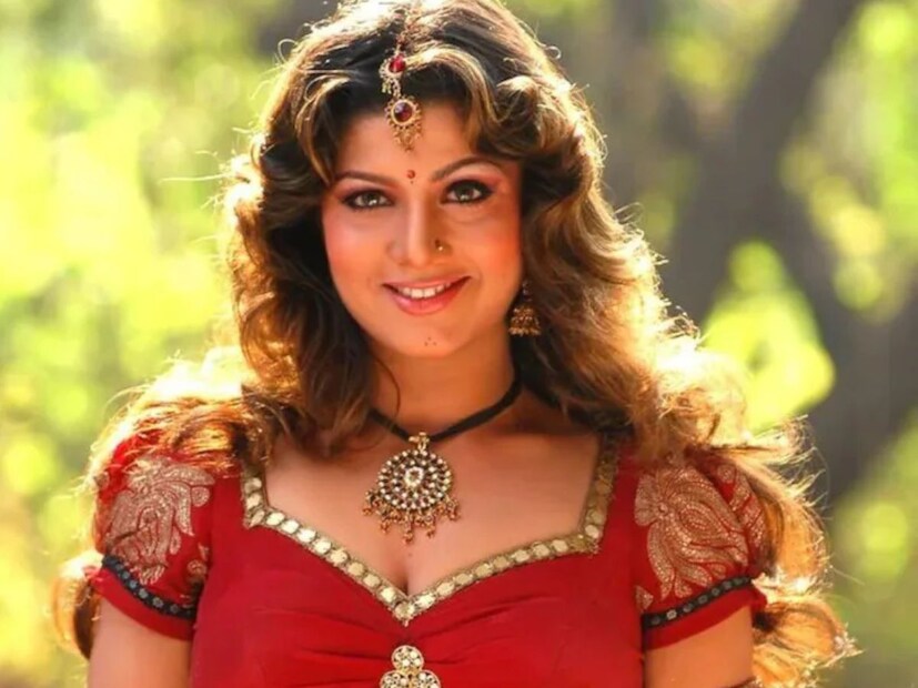 অন্ধ্রপ্রদেশের বিজয়ওয়াড়াতে জন্ম রম্ভার। সপ্তম শ্রেণিতে পড়ার সময়ই তিনি স্কুলের একটি অনুষ্ঠানে চোখে পড়ে যান পরিচালক হরিহরণের। মাত্র ১৫ বছর বয়সেই সুযোগ পেয়ে যান সিনেমায়। এরপর সাউথের গণ্ডি পেরিয়ে বলিউডেও একাধিক হিট ছবিতে অভিনয় করেছেন নায়িকা। 