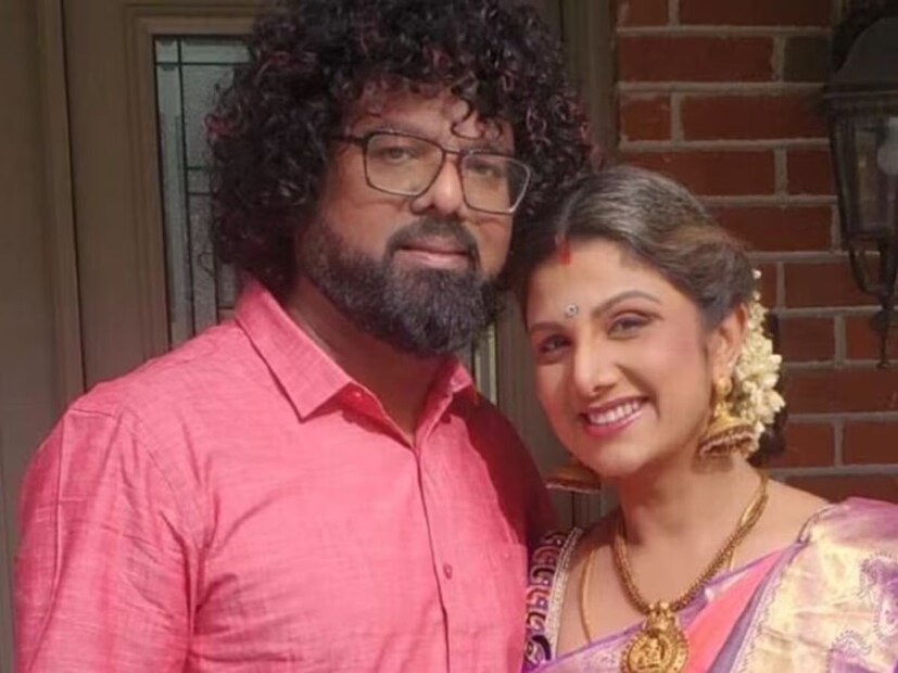 এরপর কানাডার ব্যবসায়ী ইন্দ্রকুমার পদ্মনাভনকে বিয়ে করে বিদেশে বসবাস শুরু করেন। তাদের দুই মেয়ে এবং এক ছেলে রয়েছে। রম্ভার স্বামী বিখ&#x200d;্যাত ব&#x200d;্যবসায়ী। বিয়ের পর সিনেমা থেকে অবসর নিলেও বেশ কয়েকটি রিয়&#x200d;্যালিটি শোতে বিচারকের আসনে দেখা গিয়েছিল রম্ভাকে। এরপর কানাডার ব্যবসায়ী ইন্দ্রকুমার পদ্মনাভনকে বিয়ে করে বিদেশে বসবাস শুরু করেন। তাদের দুই মেয়ে এবং এক ছেলে রয়েছে। রম্ভার স্বামী বিখ&#x200d;্যাত ব&#x200d;্যবসায়ী। বিয়ের পর সিনেমা থেকে অবসর নিলেও বেশ কয়েকটি রিয়&#x200d;্যালিটি শোতে বিচারকের আসনে দেখা গিয়েছিল রম্ভাকে। 