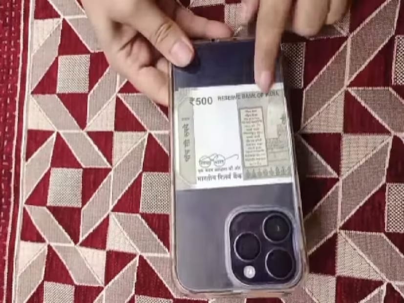 মোবাইল দ্বারা তৈরি চৌম্বক ক্ষেত্র ক্রেডিট বা ডেবিট কার্ডের চৌম্বক স্ট্রিপের তথ্য নষ্ট করে দেয়। ফোনের প্রসেসর বা ব্যাটারিতে অতিরিক্ত চাপ আগুন সৃষ্টি করতে পারে। এছাড়াও, ভুল চার্জার ব্যবহার করলে ব্যাটারি বিস্ফোরণের ঝুঁকি বাড়ে।