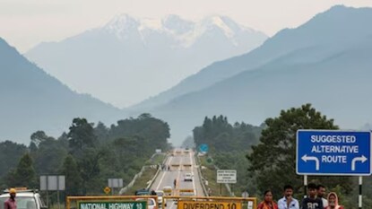 ফের ধস ১০ নং জাতীয় সড়কে, বন্ধ বাংলা-সিকিম লাইফ লাইন! কোন বিকল্প রুটে চলছে গাড়ি? ফের ধস ১০ নং জাতীয় সড়কে, বন্ধ বাংলা-সিকিম লাইফ লাইন! কোন বিকল্প রুটে চলছে গাড়ি?