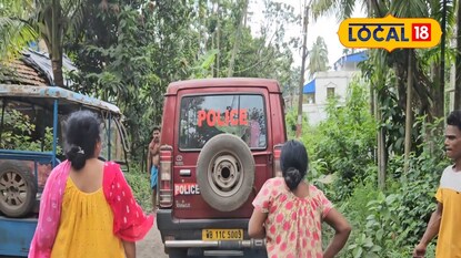 পুলিশের গাড়ির পিছনে যাওয়া করছে গ্রামবাসী পুলিশের গাড়ির পিছনে যাওয়া করছে গ্রামবাসী