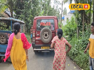 পুলিশের গাড়ির পিছনে যাওয়া করছে গ্রামবাসী পুলিশের গাড়ির পিছনে যাওয়া করছে গ্রামবাসী