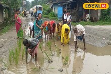 চলাচল করতে গিয়ে ঘটছে দুর্ঘটনা! জলমগ্ন বেহাল রাস্তায় গ্রামবাসীরা যা করলেন