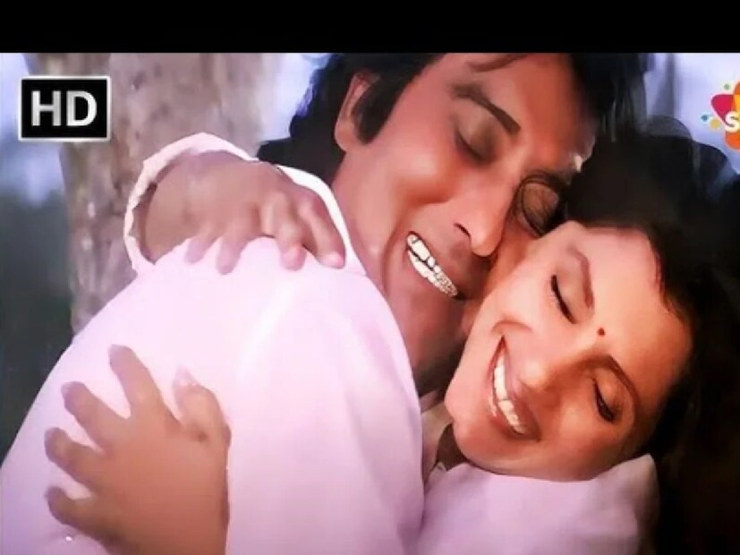 ইনি আর কেউ নন, ডিম্পল কাপাডিয়া যিনি বিনোদ খান্না এবং অক্ষয় খান্নার বিপরীতে কাজ করেছেন। তিনি বিনোদ খান্নার সাথে ইনসাফ এবং প্রেম ধর্ম ছবিতে এবং অক্ষয় কুমারের সাথে দিল চাহতা হ্যায় ছবিতে অভিনয় করেছিলেন।