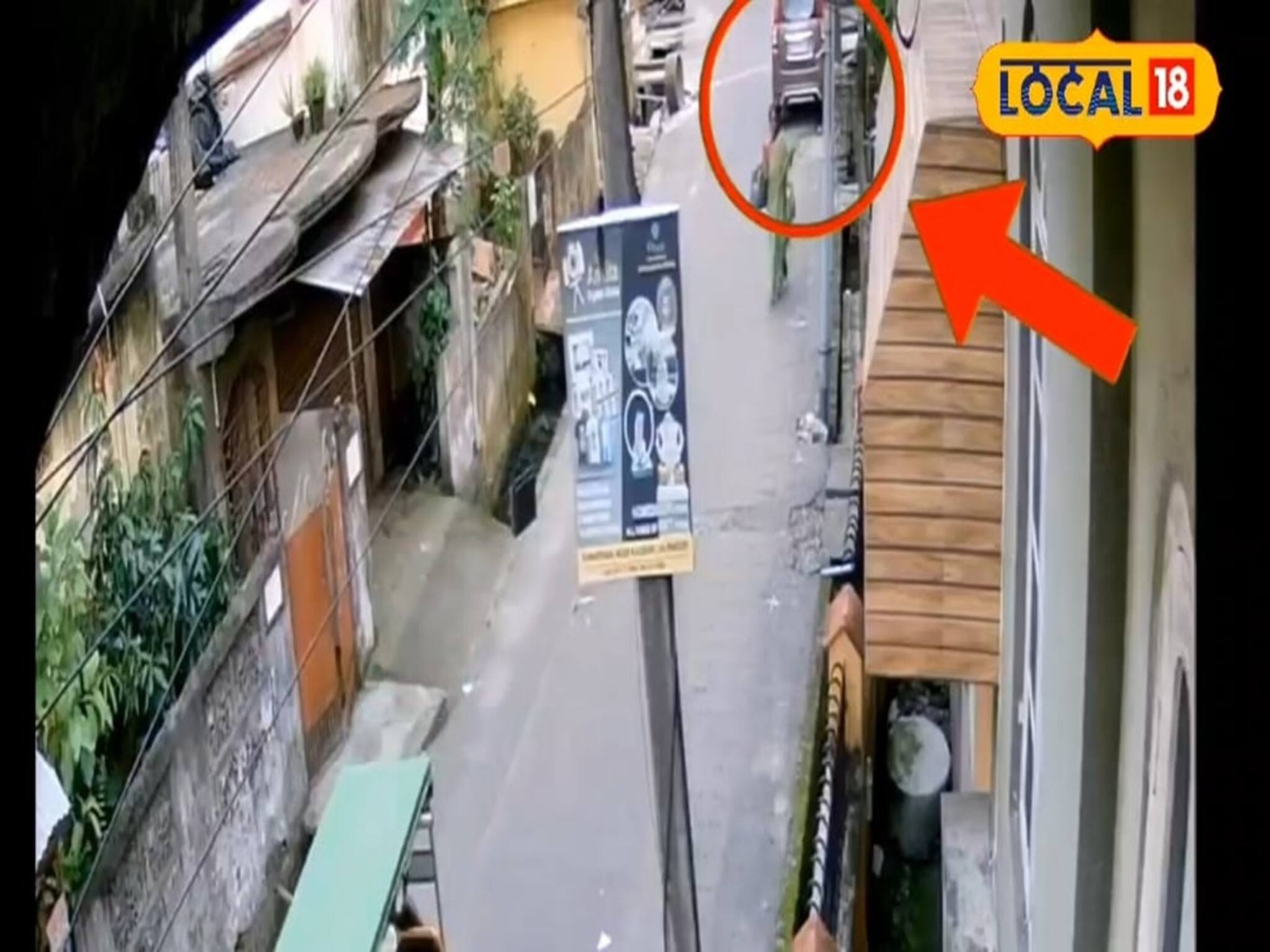 মহিলার গলার হার ছিনিয়ে স্কুটিতে চেপে পগার পাড়! ভিডিও ভাইরাল