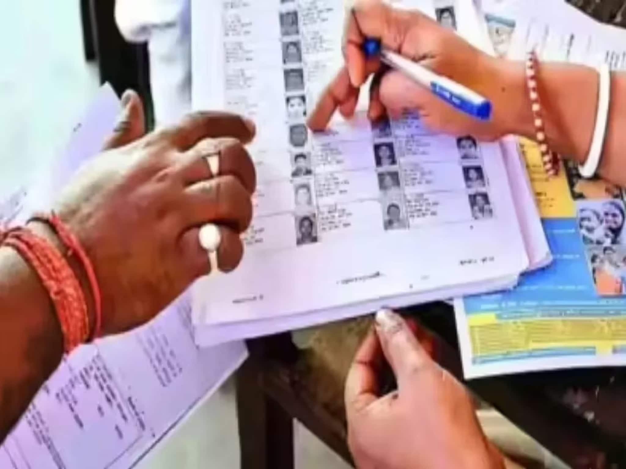 পাকিস্তানের নাগরিকের নাম নৈহাটির ভোটার তালিকায়! পাসপোর্ট, ভিসা বাতিল হওয়ার পরও কীভাবে সম্ভব? SIR আবহে তুঙ্গে তরজা