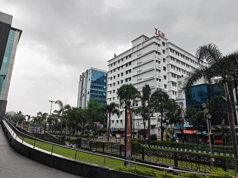 আজ, বুধবার সাগরে তৈরি হওয়া নিম্নচাপ আগামী কয়েক দিনে ক্রমশ শক্তি বৃদ্ধি করবে। ফলে উত্তরবঙ্গের পাশাপাশি দক্ষিণবঙ্গেও ফের দুর্যোগ শুরু হওয়ার সম্ভাবনা রয়েছে। আজ উপকূলের জেলাগুলিতে বৃষ্টির সম্ভাবনা বাড়বে। ওই দিন দুই ২৪ পরগনা, দুই মেদিনীপুর এবং নদিয়ার পাশাপাশি ঝাড়গ্রামেও ঝড়বৃষ্টি হতে পারে। আজ, বুধবার জলপাইগুড়ি এবং আলিপুরদুয়ার জেলায় অতি ভারী বৃষ্টির সতর্কতা কমলা রয়েছে। দার্জিলিং, কালিম্পং ও কোচবিহারেও ওই দিন বিক্ষিপ্ত ভাবে ভারী বৃষ্টি হতে পারে।