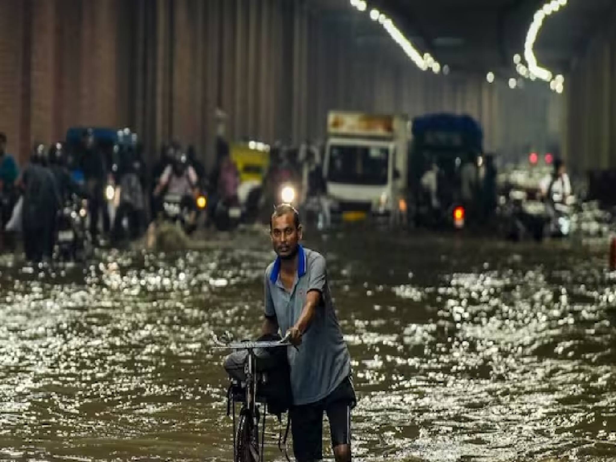 ২দিন ধরে নীল আকাশের সাদা মেঘের খেলা- হঠাৎ করে বদলে গেল হাওয়া, জেলা জুড়ে ব্যাপক বৃষ্টি