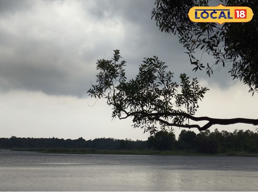 অপরদিকে পুরুলিয়া জেলার আবহাওয়া থাকছে মেঘলা। দিনে সর্বোচ্চ তাপমাত্রা থাকবে ৩৩ ডিগ্রি সেলসিয়াস এবং তাপমাত্রা অনুভূত হবে ৩৮ ডিগ্রি সেলসিয়াস মত। বাতাসে আর্দ্রতার পরিমাণ ৮৯%। সোমবার এবং মঙ্গলবার থাকছে বিক্ষিপ্ত বৃষ্টিপাতের সম্ভাবনা। দিনের দৈর্ঘ্য ১২ ঘন্টা ৫৬ মিনিট এবং রাতের দৈর্ঘ্য ১৩ ঘন্টা ৫০ মিনিট। বাতাসের গুণগতমান থাকছে ৩১। তবে বাতাসে ধূলিকণার পরিমাণ থাকছে স্বাভাবিকের থেকে একটু বেশি। 