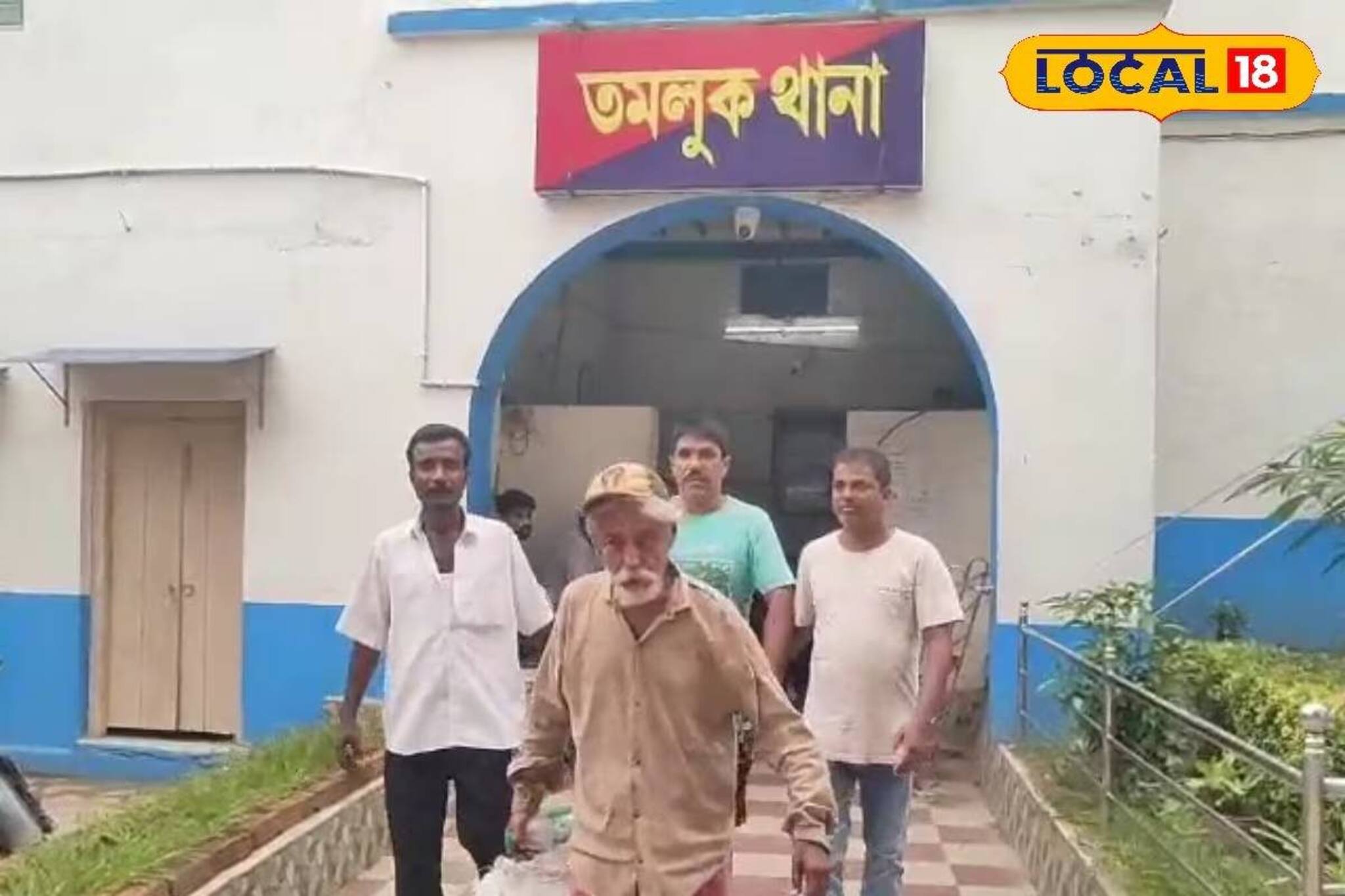 ৬ বছর পর বাবাকে ফিরে পেল ছেলে! পুলিশের প্রচেষ্টায় বাড়ি ফিরলেন বৃদ্ধ স্বপন