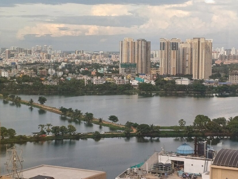 কলকাতায় আজ, সোমবার স্বাভাবিকের উপরে রয়েছে তাপমাত্রা। আংশিক মেঘলা আকাশ। বৃষ্টি কম, আর্দ্রতা জনিত অস্বস্তির সম্ভাবনা বেশি। আগামী কয়েক দিন কমবে বৃষ্টির সম্ভাবনা। বাতাসে জলীয় বাষ্পের পরিমাণ বেশি। বৃষ্টি না হলে আর্দ্রতাজনিত অস্বস্তি থাকবে। ক্রমশ তাপমাত্রা সামান্য বাড়বে, আর্দ্রতাজনিত অস্বস্তি অনেকটাই বাড়বে। এই সপ্তাহেই বৃষ্টির সম্ভাবনা কম থাকবে। 