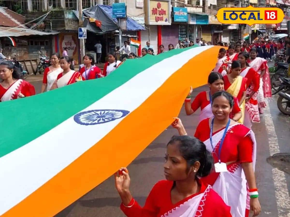 ১০০ ফুটের জাতীয় পতাকা হাতে র‍্যালি