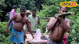 খাটিয়া করে অসুস্থ বৃদ্ধাকে নিয়ে যাওয়া হচ্ছে 