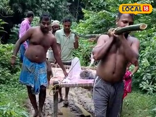 খাটিয়া করে অসুস্থ বৃদ্ধাকে নিয়ে যাওয়া হচ্ছে 