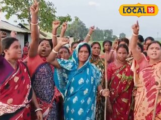 চোলাইয়ের কারবার বন্ধ করতে গ্রামের মহিলাদের অভিযান 