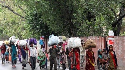 ভিন রাজ্যে ফের অত্যাচারের শিকার হলেন এক পরিযায়ী শ্রমিক। বাংলাদেশি তকমা দিয়ে পরিযায়ী শ্রমিকের মেরে পা ভেঙে দেওয়ার অভিযোগ হরিয়ানার পানিপথ এলাকার পুলিশের বিরুদ্ধে। একইসঙ্গে পুলিশের বিরুদ্ধে জোর করে বাংলাদেশি বলে স্বীকারোক্তি নেওয়ার অভিযোগও করেন ওই শ্রমিক। ভিন রাজ্যে ফের অত্যাচারের শিকার হলেন এক পরিযায়ী শ্রমিক। বাংলাদেশি তকমা দিয়ে পরিযায়ী শ্রমিকের মেরে পা ভেঙে দেওয়ার অভিযোগ হরিয়ানার পানিপথ এলাকার পুলিশের বিরুদ্ধে। একইসঙ্গে পুলিশের বিরুদ্ধে জোর করে বাংলাদেশি বলে স্বীকারোক্তি নেওয়ার অভিযোগও করেন ওই শ্রমিক।
