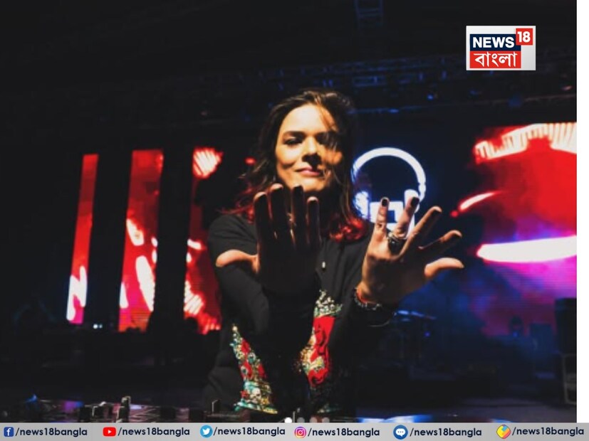 রবিবার, উদিতা গোস্বামী রাঁচি ইভেন্ট থেকে একটি ভিডিও শেয়ার করেছেন, যেখানে তিনি কনসোলের পিছনে দাঁড়িয়ে, ডি.জে. তেজাসের তৈরি সাইয়ারা ম্যাশআপ বাজালেন। সোলফুল গানটি উচ্চ-শক্তির বিটের সঙ্গে মিশিয়ে বাজানোয় দর্শকরা উল্লাস এবং করতালিতে ফেটে পড়েন, রোমান্টিক ট্র্যাকের এই শক্তিশালী রূপটি পছন্দ করেন সবাই। ভিডিওটি শেয়ার করে উদিতা লিখেছেন, 