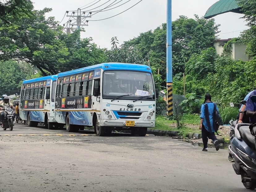 শাটল বাস পরিষেবা থাকবে প্রতি দিন দু’দফায়। সকাল ৮টা থেকে ১১টা এবং বিকেল ৫টা থেকে রাত ৮টা পর্যন্ত এই পরিষেবা মিলবে।