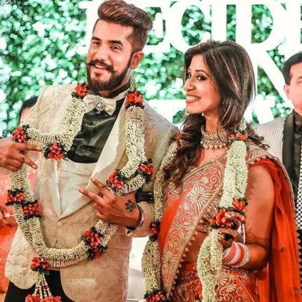 বয়সের পাশাপাশি দুজনেই ধর্মের বাধাও অতিক্রম করেছেন। তাঁরা সমাজের কথা ভাবেননি, সমাজের শৃঙ্খলও মানেননি। ধর্ম কখনও তাঁদের সম্পর্কের ক্ষেত্রে বাধা হয়ে দাঁড়ায়নি, কিশওয়ার এই বিষয়টি বহুবার স্পষ্ট করেছেন। ২০১৬ সালে বিয়ে করেন তাঁরা। (ছবি সৌজন্যে ইনস্টাগ্রাম কিশওয়ারসমার্চেন্ট)