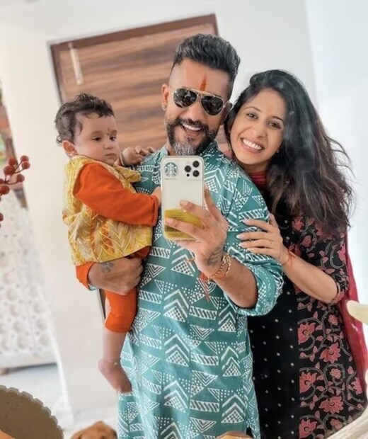 সুয়াশের বাবা-মা বিরোধিতা করেছিলেন কারণ তাদের হবু পুত্রবধূ ছেলের চেয়ে ৮ বছরের বড় ছিল। বাবা-মাকে বোঝানোর পর, অবশেষে তারা রাজি হয়ে যান। অবশেষে তাদের প্রেম বিয়েতে পরিণতি পায়। (ছবি সৌজন্যে ইনস্টাগ্রাম kishwersmerchanttt)