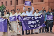 হাতে পোস্টার, গলায় ব্যাজ! বাংলার অস্তিত্ব রক্ষায় সংসদ চত্বরে বিক্ষোভ তৃণমূলের! এলেন অভিষেক