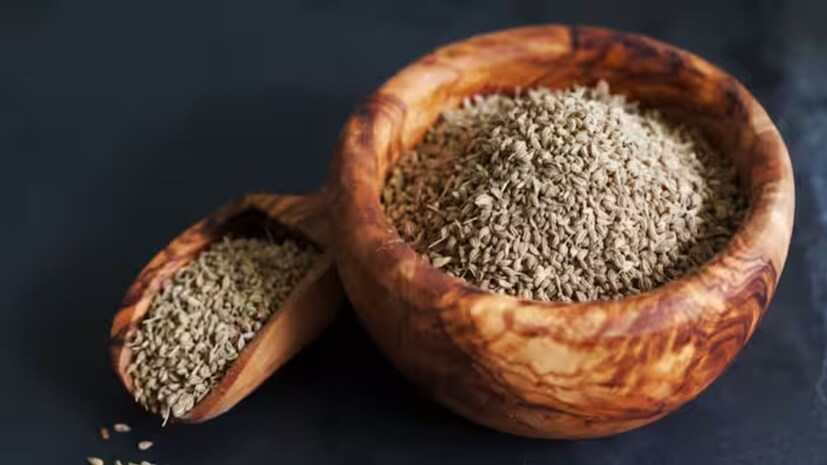 কিছু ঘরোয়া প্রতিকার ইউরিক অ্যাসিড কমাতেও সাহায্য করতে পারে, যেমন এক চা চামচ জোয়ান রাতভর জলে ভিজিয়ে রেখে সকালে খালি পেটে পান করা। এক গ্লাস জলে দুই চা চামচ আপেল সিডার ভিনিগার মিশিয়ে দিনে দু’বার পান করুন।