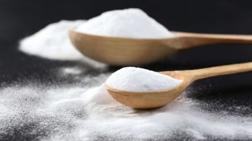দিনে একবার বা দু’বার এক গ্লাস জলে আধ চা চামচ বেকিং সোডা মিশিয়ে খাওয়া বা কাঁচা পেঁপে ফুটিয়ে এর জল পান করাও ইউরিক অ্যাসিডের জন্য উপকারী বলে মনে করা হয়। 