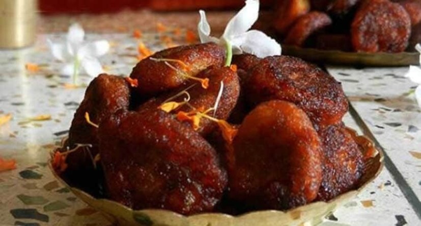 পাকা তালের গ্লাইসেমিক ইনডেক্স এবং গ্লাইসেমিক লোড দুই-ই বেশ বেশি। গরমে কচি তালশাঁস ব্লাড সুগারে খেতে সমস্যা না হলেও পাকা তালের রস মধুমেহ রোগে সমস্যা বাড়াতে পারে। গরমে আম যেমন নিয়ন্ত্রিত হারে খান, শ্রাবণ ভাদ্রে ব্লাড সুগার রোগীরা তালও খান বুঝে শুনে। ডাক্তার বা ডায়েটিশিয়ানের পরামর্শ অবশ্য নিন। চেষ্টা করুন তালের বড়া বা অন্য পদকে ব্লাড সুগার ফ্রেন্ডলি করে বানাতে।