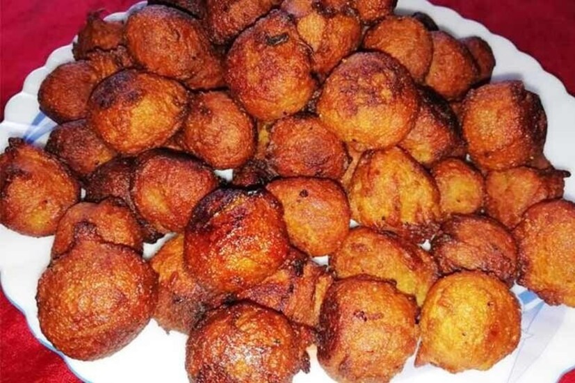  মিষ্টির জন্য তালের রসে চিনির বিকল্প দিন। ময়দার বদলে দিন হোল গ্রেইন আটা। তবে সুজি দিতেই পারেন। ডুবো সাদা তেলে ভাজলে বাড়ে তালের বড়ার স্বাদ। তবুও চেষ্টা করুন তেল জবজবে করে তালের বড়া না ভাজতে। একসঙ্গে বেশি তালের বড়া খাবেন না। নিয়ন্ত্রিত পরিমাণে তালের বড়া খান ব্লাড সুগার রোগীরা। এতে স্বাদ ও স্বাস্থ্য-দুই-ই বজায় থাকবে।