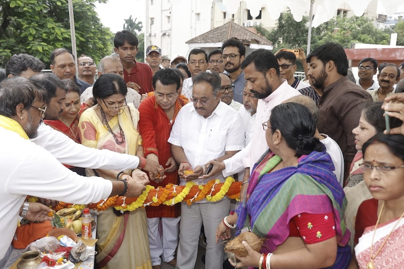 আর এই মুহূর্তে যখন বাংলা বাঙালির অস্তিত্ব রক্ষা প্রধান রাজনৈতিক ইস্যু সেই মুহূর্তে আবার এই পুজো শুরু করে সাংগঠনিক বার্তা ছড়াতে চাইছে বিজেপি।