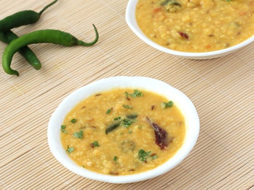 মোঠ কি ডাল চাষে খুব বেশি পরিশ্রম বা সেচের প্রয়োজন হয় না। এটি গরম এবং শুষ্ক আবহাওয়ায় ভাল জন্মে। কৃষকরা প্রায়ই বাজরার সঙ্গে এটি বপন করেন, যা জমির উর্বরতা বজায় রাখে। তবে, অতিরিক্ত বৃষ্টিপাতের কারণে এটি নষ্ট হয়ে যেতে পারে, তাই সময়মতো এটি সংগ্রহ করা গুরুত্বপূর্ণ। এর চাষ কৃষকদের অর্থনৈতিক শক্তির পাশাপাশি পুষ্টির নিরাপত্তাও দেয়।
