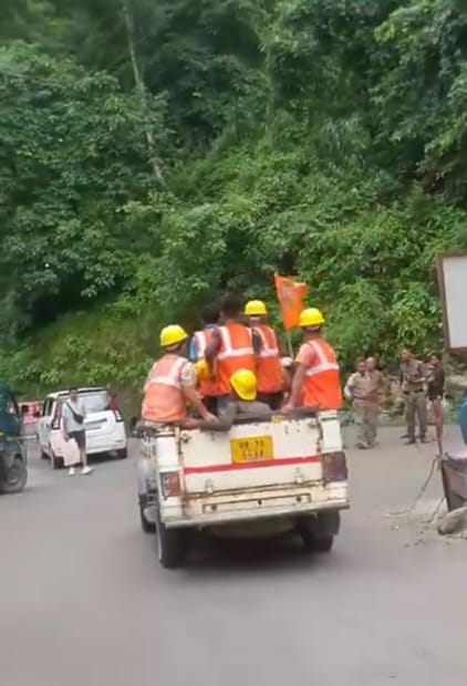 পর্যটন পথে স্বস্তি ও আশঙ্কা লাচেন ও লাচুং যাওয়ার রাস্তায় আর কোনও সমস্যা নেই নতুন ব্রিজ চালু হওয়ায়। তবে ১০ নম্বর জাতীয় সড়কের বেহাল অবস্থায় দুশ্চিন্তায় পর্যটন ব্যবসায়ীরা। পুজোর মরসুমে উত্তর সিকিমে পর্যটক টানতে এই সড়ক মেরামত জরুরি। নইলে বুকিং প্রভাবিত হতে পারে।