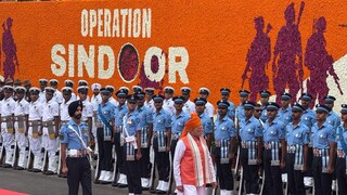 Photo: News 18  সুদর্শন চক্র কী?প্রধানমন্ত্রীর কথায়, এটি হবে এক শক্তিশালী ‘মেক ইন ইন্ডিয়া’ আকাশ প্রতিরক্ষা ব্যবস্থা, যা শত্রুর আক্রমণকে শুধু নিষ্ক্রিয়ই করবে না, বরং অনেক দ্রুত পাল্টা আঘাত হানবে। মিশন সুদর্শন চক্রের সমস্ত গবেষণা, উৎপাদন ও প্রযুক্তি উন্নয়ন হবে দেশের ভেতর, দেশীয় বিশেষজ্ঞদের দ্বারা। যুদ্ধক্ষেত্রের প্রয়োজন মেনে ‘প্লাস ওয়ান’ নীতি অনুযায়ী এর পরিকল্পনা হবে।