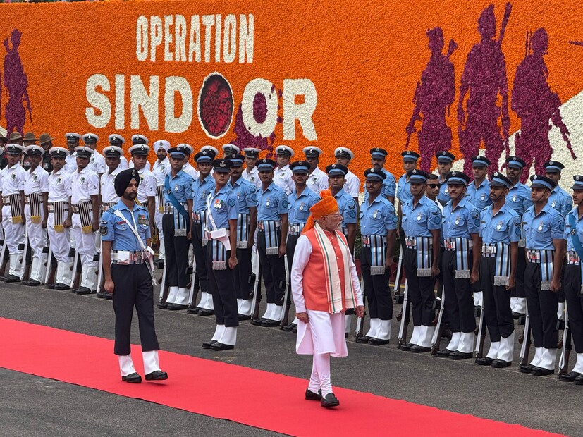 প্রধানমন্ত্রীর স্বাধীনতা দিবসের পাগড়ি বরাবরই আলোচনার কেন্দ্র। প্রতিবারই তিনি এমন রং ও নকশা বেছে নেন, যা কোনও না কোনওভাবে দেশের মেজাজ, পরিস্থিতি বা বিশেষ প্রচারাভিযানকে প্রতিফলিত করে।