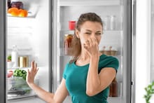 Fridge Cleaning Tips: ফ্রিজ খুললেই বোঁটকা দুর্গন্ধ! গা গুলিয়ে উঠছে? ১ টাকাও লাগবে না, হেঁশেলের এই 'সাদা' জিনিস এক চিমটি দিলেই ম্যাজিক, ৫ মিনিটে আঁশটে গন্ধ গায়েব
