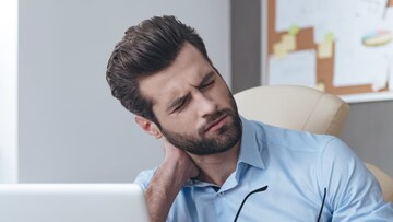 দীর্ঘক্ষণ ধরে কাজ করতে করতে স্টিফনেক, পিঠে ব্যথা! মুক্তির উপায় জানালেন স্পাইন সার্জন