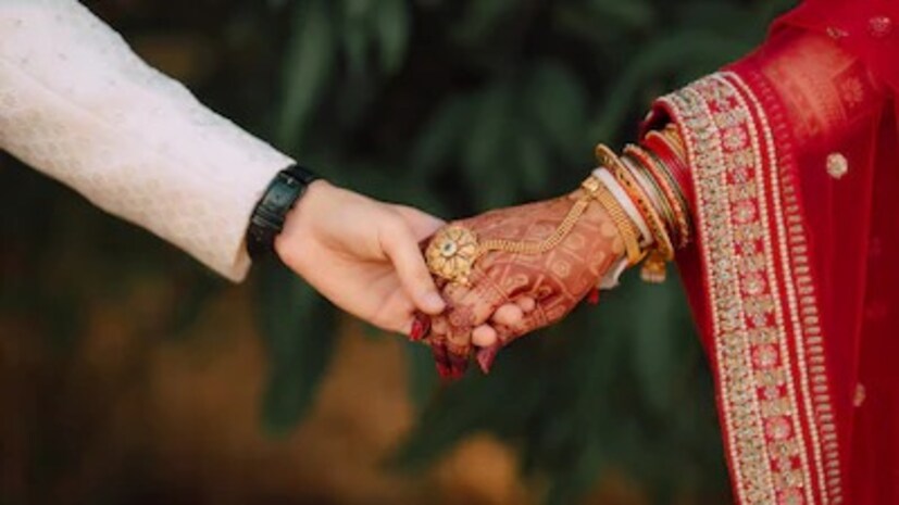ভারতীয় সংস্কৃতিতে বিয়েতে সাধারণত ছেলের বয়স মেয়ের চেয়ে বেশি হয়। অন্যদিকে,যদি বিপরীত হয়,তাহলে একে অমিল বিবাহ বলা হয়। এখানে সানিয়া চন্ডোক বয়সে অর্জুন তেন্ডুলকরের চেয়ে প্রায় দেড় বছরের বড়। এমন পরিস্থিতিতে, কনে বড় এবং বর ছোট হলে এটিকে অমিল বলার পিছনে কি কোনও বৈজ্ঞানিক ভিত্তি আছে নাকি সমাজে প্রচলিত ঐতিহ্যের কারণে এত হৈচৈ হচ্ছে, আসুন বিশেষজ্ঞদের কাছ থেকে জেনে নেওয়া যাক।
