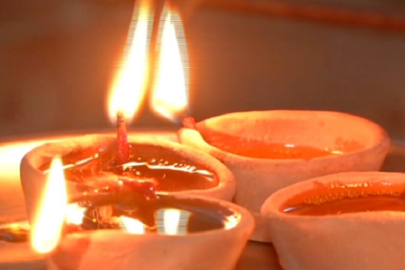 এই অমাবস্যায় সন্ধের পর বাড়ির সদর দরজার সামনে দু’টি তিলের তেলের প্রদীপ জ্বালাবেন। এর ফলে বাড়ির সমস্ত নেগেটিভ শক্তি বেরিয়ে গিয়ে পজিটিভ শক্তির আবির্ভাব ঘটবে। জীবনের সব সমস্যা, সব অসুবিধা দূর করতে এই টোটকা ব্যবহার করুন। আসন্ন কৌশিকী অমাবস্যায় সন্ধ্যাবেলায় একটি কুয়ো বা একটি গর্তে এক চামচ দুধ ঢালুন। তাতে আপনার জীবনের সমস্ত বাধাবিপত্তি দূর হয়ে যাবে।