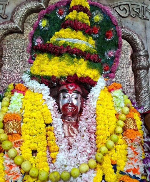 এই দিন অবশ্যই দেবীকে একটি লাল জবাফুলের মালা অর্পণ করুন। চাইলে অন্যান্য ফুলমালাও দিতে পারেন। দেবীর ভোগে পাঁচ রকম মিষ্টি এবং পাঁচ রকম ফল দিন। তারপর ঘিয়ের প্রদীপ জ্বালিয়ে ভক্তিভরে দেবীর পুজো করুন।