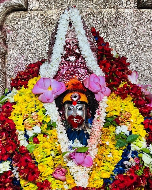 বাড়িতে কৌশিকী অমাবস্যায় পুজো করতে চাইলে, প্রথমে বাড়িতে দেবীর যে ছবি বা মূর্তি থাকবে, সেটিকে পরিষ্কার করতে হবে। পরিষ্কার রাখতে হবে ঘরবাড়ি। স্নান করে শুদ্ধ বসনে দেবী পুজো শুরু করতে হবে।