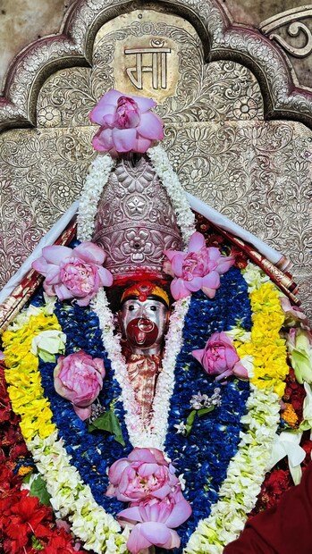 মা কালীর চরণে নিবেদন করুন লবঙ্গ, কর্পূর এবং তেজপাতা। লবঙ্গ যেন ভেঙে না যায়, দ্বিখণ্ডিত না হয়, সেদিকে খেয়াল রাখবেন।